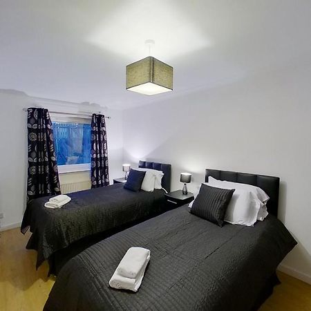 Orange Town House - Shaw Road, Only 6 Minutes To City Centre أبردين المظهر الخارجي الصورة