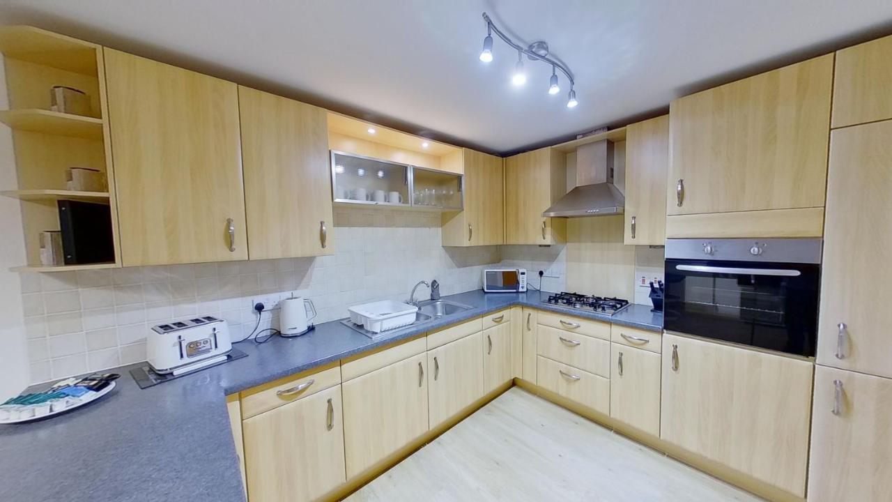 Orange Town House - Shaw Road, Only 6 Minutes To City Centre أبردين المظهر الخارجي الصورة