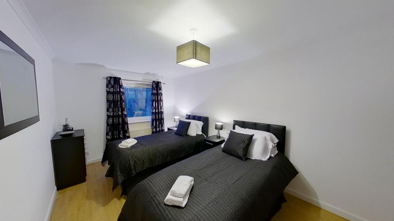 Orange Town House - Shaw Road, Only 6 Minutes To City Centre أبردين المظهر الخارجي الصورة